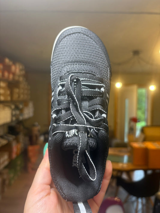 Xero Prio Junior Kinder Barfuß Sneaker (schwarz)